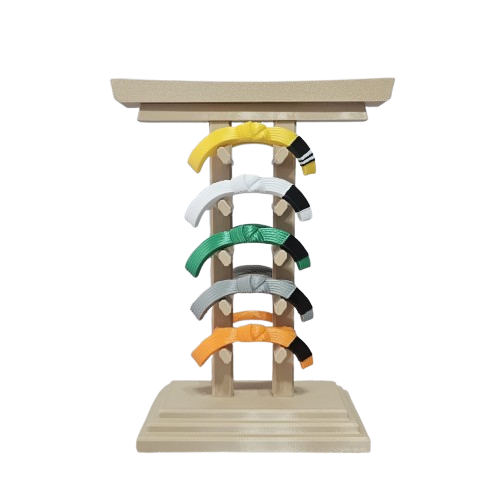 Porta-Faixas Decorativo para Artes Marciais – Expositor de Graduação Estilo Torii Japonês