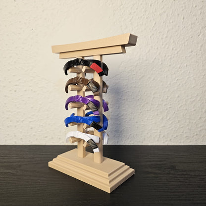 Porta-Faixas Decorativo para Artes Marciais – Expositor de Graduação Estilo Torii Japonês