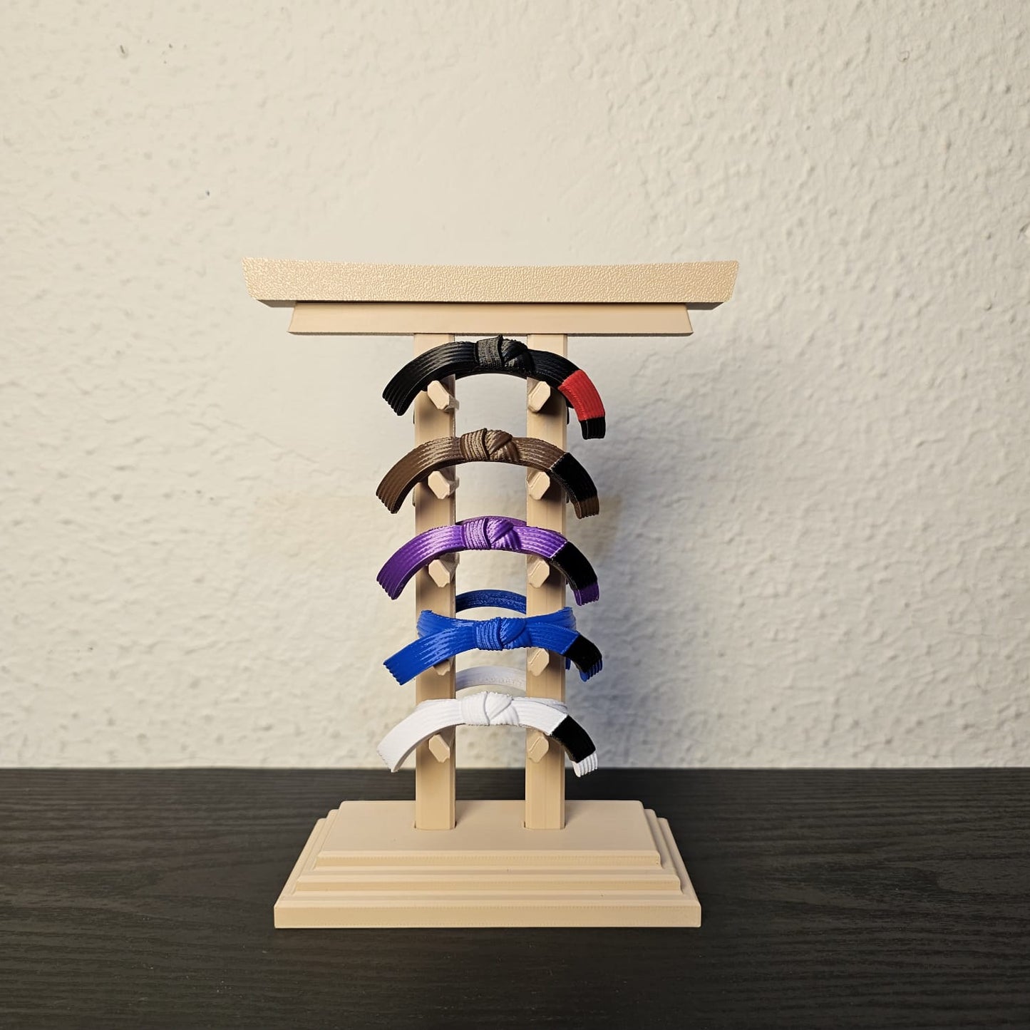 Porta-Faixas Decorativo para Artes Marciais – Expositor de Graduação Estilo Torii Japonês