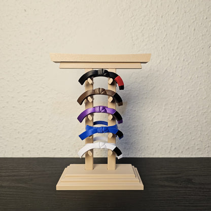 Porta-Faixas Decorativo para Artes Marciais – Expositor de Graduação Estilo Torii Japonês