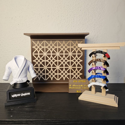 Kit Decorativo Personalizado Jiu-Jitsu – Kimono + Porta-Faixas + cenário decorativo
