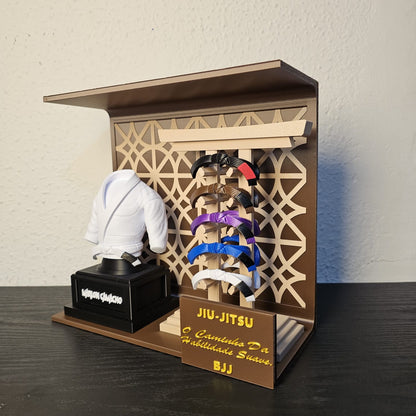 Kit Decorativo Personalizado Jiu-Jitsu – Kimono + Porta-Faixas + cenário decorativo