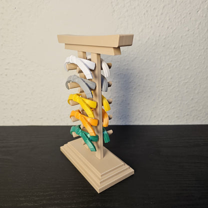 Porta-Faixas Decorativo para Artes Marciais – Expositor de Graduação Estilo Torii Japonês