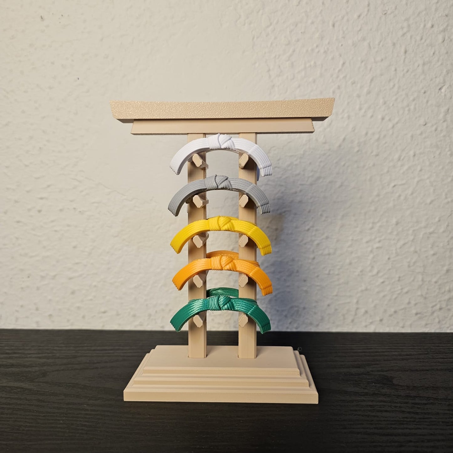 Porta-Faixas Decorativo para Artes Marciais – Expositor de Graduação Estilo Torii Japonês