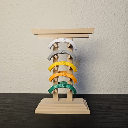 Porta-Faixas Decorativo para Artes Marciais – Expositor de Graduação Estilo Torii Japonês