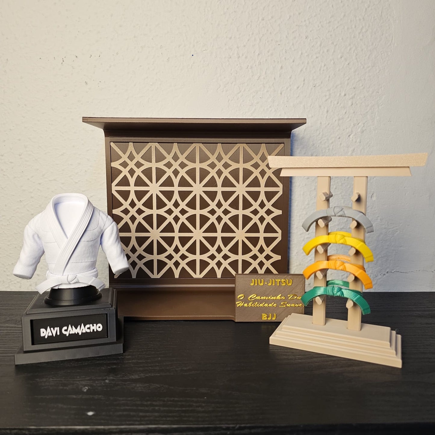 Kit Decorativo Personalizado Jiu-Jitsu – Kimono + Porta-Faixas + cenário decorativo