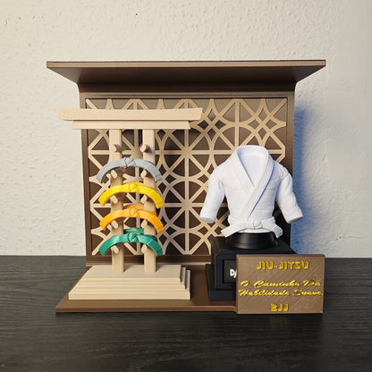 Kit Decorativo Personalizado Jiu-Jitsu – Kimono + Porta-Faixas + cenário decorativo