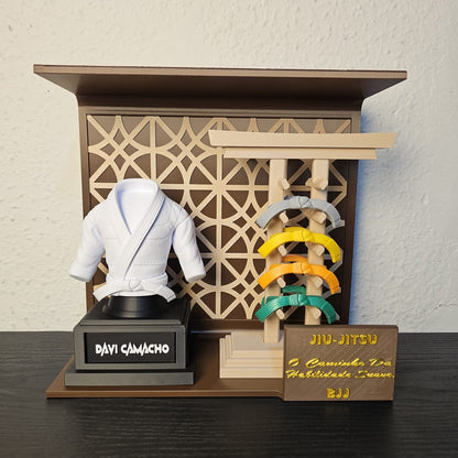Kit Decorativo Personalizado Jiu-Jitsu – Kimono + Porta-Faixas + cenário decorativo