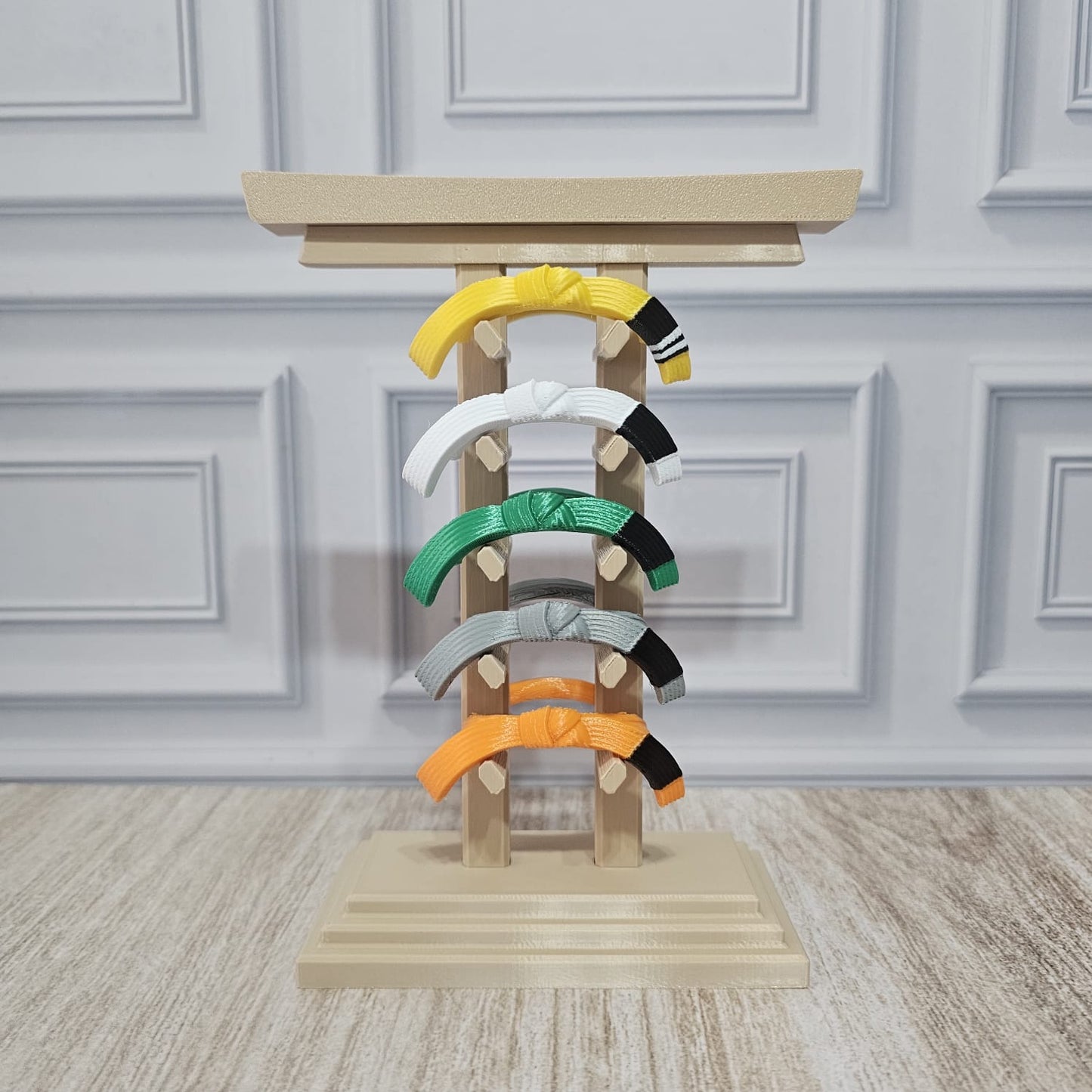 Porta-Faixas Decorativo para Artes Marciais – Expositor de Graduação Estilo Torii Japonês